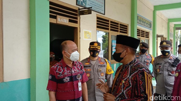 Bupati Jepara, Dian Kristiandi mengecek MTs Rengging, Rabu (22/9/2021)
