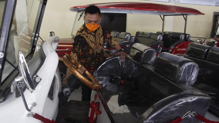 Cakep, Mobil Listrik Klasik Ini Siap Wara-wiri di Solo Sejumlah mobil listrik klasik menarik perhatian masyarakat di Solo. Diketahui, mobil listrik itu akan dioperasikan sebagai transportasi wisatawan di Kota Solo.