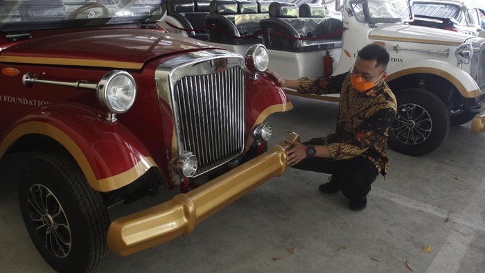 Sejumlah mobil listrik klasik menarik perhatian masyarakat di Solo. Diketahui, mobil listrik itu akan dioperasikan sebagai transportasi wisatawan di Kota Solo.
