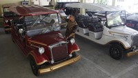 Pegawai mengamati mobil listrik klasik yang di parkir di Kompleks Balai Kota Solo, Jawa Tengah, Selasa (28/7/2021).