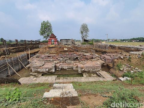 Ekskavasi Candi Tribhuwana Tunggadewi di Desa Klinterejo, Kecamatan Sooko, Mojokerto kembali dilanjutkan. Penggalian arkeologi kali ini salah satunya untuk menemukan bagian pagar dan halaman candi Ratu Majapahit tersebut.