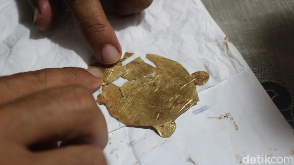 Emas Berbentuk Kura-kura Ditemukan di Candi Tribhuwana Tunggadewi