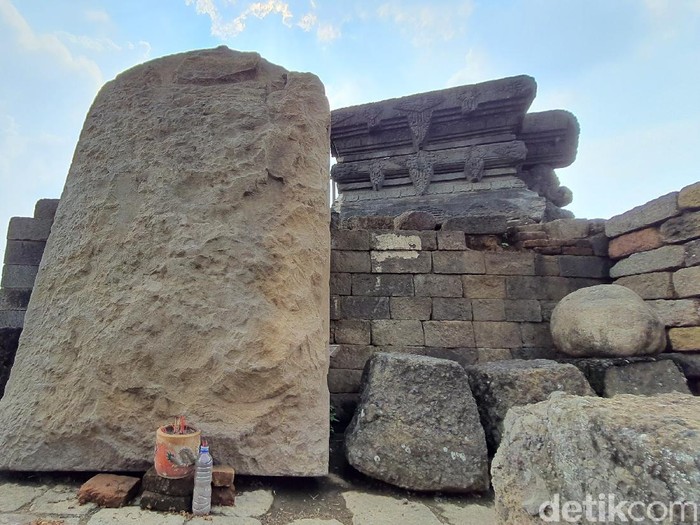 Ekskavasi Candi Tribhuwana Tunggadewi di Desa Klinterejo, Kecamatan Sooko, Mojokerto kembali dilanjutkan. Penggalian arkeologi kali ini salah satunya untuk menemukan bagian pagar dan halaman candi Ratu Majapahit tersebut.