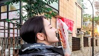 Manisan buah ala China ini juga jadi santapannya. Buah strawberry berlumur gula yang kemudian ditusuk memanjang ini terlihat menggoda. Apalagi dimakan sambil jalan-jalan. Foto: Instagram @dear_dlrb