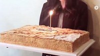 Sebuah cake besar dilengkapi lilin tengah dipegang Dilraba. Ini adalah momen ulang tahunnya. Dara berusia 29 tahun ini berpose meniup lilin sambil tersenyum. Foto: Instagram @dear_dlrb