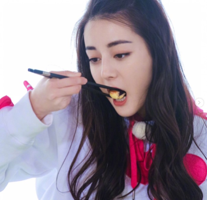 Cantiknya Dilraba Dilmurat, Aktris China yang Doyan Jajan Burger Cantiknya Dilraba Dilmurat, Aktris China yang Doyan Jajan Burger
