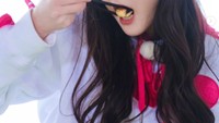 Dilraba adalah seorang alumni dari Akademi Teater Shanghai. Ia banyak membintangi film. Selain sibuk syuting, Dilraba juga sibuk kulineran. Banyak momen kulinernya yang dibagikan lewat Instagramnya.  Foto: Instagram @dear_dlrb