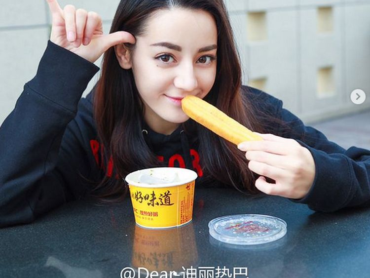 Cantiknya Dilraba Dilmurat, Aktris China yang Doyan Jajan Burger