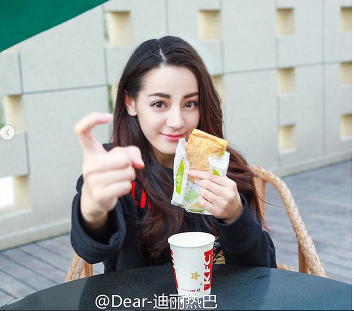 Cantiknya Dilraba Dilmurat, Aktris China yang Doyan Jajan Burger Cantiknya Dilraba Dilmurat, Aktris China yang Doyan Jajan Burger