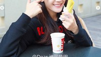 Seperti saat ia jajan burger di restoran fast food. Selain asyik makan burger, Dilraba juga memilih segelas minuman soda. Senyum manisnya menggambarkan kalau ia benar-benar menikmati makanan ini.  Foto: Instagram @dear_dlrb