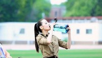 Sluurrp! Agar tetap terhidrasi ketika melakukan aktivitas di luar ruangan, Dilraba memilih membawa air minum sendiri. Sebotol besar air mineral siap menemani Dilraba. Foto: Instagram @dear_dlrb
