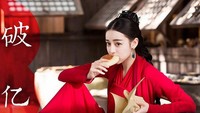 Mengenakan kostum ala Putri bangsawan China, Dilraba asyik makan kudapan khas. Ia terlihat sangat menikmati kue di tangannya. Sekilas mirip kue dorayaki khas Jepang.  Foto: Instagram @dear_dlrb