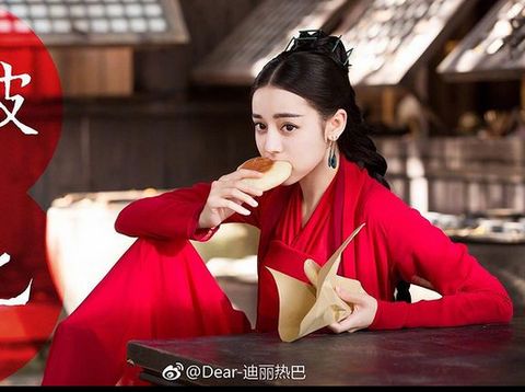Cantiknya Dilraba Dilmurat, Aktris China yang Doyan Jajan Burger