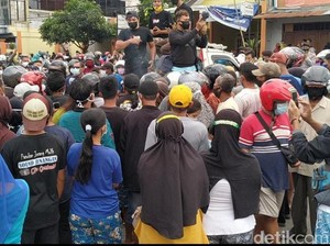 Demo Peternak di Blitar Diserbu Emak-emak Sebelum Dibubarkan Polisi
