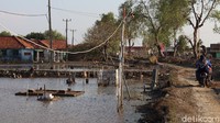 Warga pun berjuang dengan mengeruk tanah dan meninggikan jalan hingga permukaan rumah. Kondisi infrastruktur jalan pun tak kalah buruknya (Randy/detikTravel)
