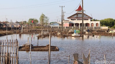 Penampakan Rumah dan Nisan Hampir Tenggelam di Bekasi