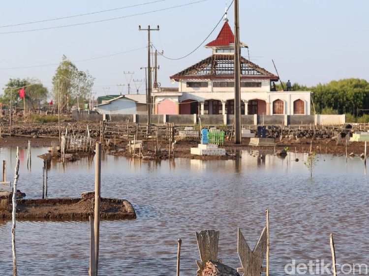 Penampakan Rumah dan Nisan Hampir Tenggelam di Bekasi