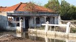Penampakan Rumah dan Nisan Hampir Tenggelam di Bekasi