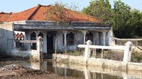 Isu Jakarta tenggelam memang telah mengemuka belakangan ini. Bukti nyata juga dapat dijumpai di pesisir paling Utara Kabupaten Bekasi, tepatnya di Desa Pantai Bahagia, Muara Gembong (Randy/detikTravel)