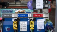 Diketahui, hampir 90 persen SPBU di kota-kota Inggris dilaporkan kehabisan stok BBM imbas krisis yang tengah melanda Inggris. AP Photo/Jon Super.