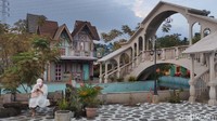Ada juga kebun binatang mini dengan berbagai hewan unik mulai merak, berang-berang, sampai hiu. Saat ini pihak manajemen sedang bersiap menambah berbagai wahana mulai dari glamping, pantai buatan mini, arena berkuda, dan lainnya. (Angling Adhitya Purbaya/detikTravel)