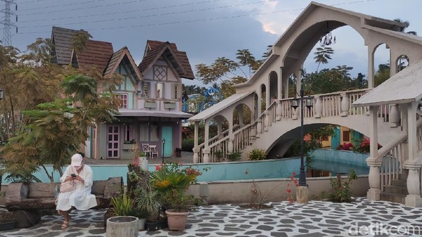 Ada juga kebun binatang mini dengan berbagai hewan unik mulai merak, berang-berang, sampai hiu. Saat ini pihak manajemen sedang bersiap menambah berbagai wahana mulai dari glamping, pantai buatan mini, arena berkuda, dan lainnya. (Angling Adhitya Purbaya/detikTravel) Ada juga kebun binatang mini dengan berbagai hewan unik mulai merak, berang-berang, sampai hiu. Saat ini pihak manajemen sedang bersiap menambah berbagai wahana mulai dari glamping, pantai buatan mini, arena berkuda, dan lainnya. (Angling Adhitya Purbaya/detikTravel)