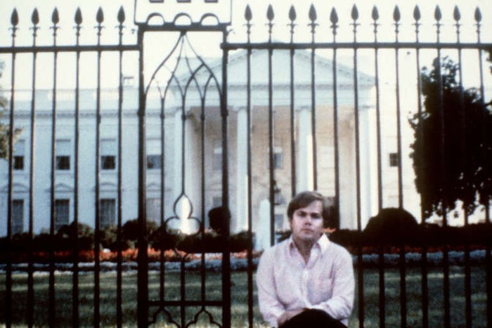 Foto John Hinckley yang tidak bertanggal di depan Gedung Putih. (Ditampilkan AFP)