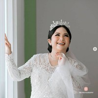 Turut melengkapi gayanya, sebuah veil panjang nan dramatis berikut mahkotanya. Anarav Label membuatkan baju yang sangat cantik untuk aku pakai saat pemberkatan nanti. Jadi bagaikan princess, kata juara Indonesian Idol I itu dalam sebuah unggahan video Instagram yang direkam saat sesi fitting. (Foto: Instagram/@jnb_photography)