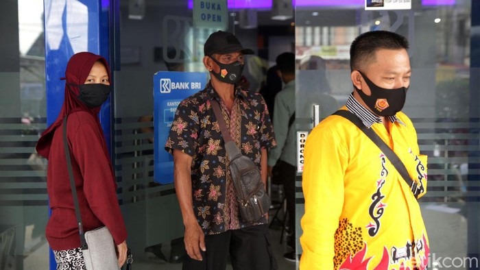 Geliat Aktivitas di BRI Bandar Jaya Lampung Saat Pandemi Bank BRI tetap beroperasi di tengah pandemi COVID-19. Guna cegah Corona, aktivitas di Kantor Cabang Bank BRI Bandar Jaya, Lampung Tengah, terapkan prokes ketat.