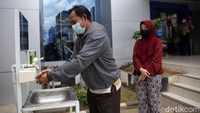 Nasabah yang hendak masuk ke kantor cabang sebelumnya diwajibkan untuk mencuci tangan terlebih dahulu.