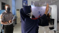 Selain itu, nasabah juga akan diukur suhu tubuhnya saat memasuki kantor cabang Bank BRI.