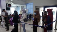 Tak hanya itu, para nasabah juga wajib menggunakan masker saat beraktivitas di Kantor Cabang Bank BRI Bandar Jaya, Lampung Tengah.