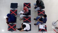 Para nasabah juga diimbau menjaga jarak saat mengantre untuk mengakses layanan di kantor cabang Bank BRI. Tempat duduk pun tampak dipasangi stiker sebagai bentuk penerapan physical distancing.