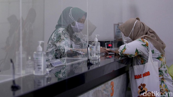 Bank BRI tetap beroperasi di tengah pandemi COVID-19. Guna cegah Corona, aktivitas di Kantor Cabang Bank BRI Bandar Jaya, Lampung Tengah, terapkan prokes ketat.