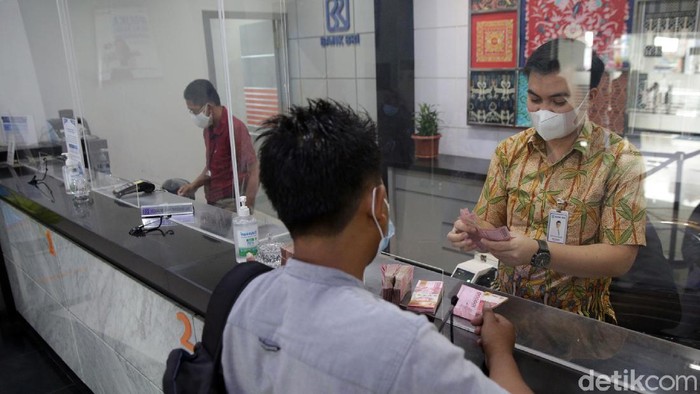 Geliat Aktivitas di BRI Bandar Jaya Lampung Saat Pandemi Bank BRI tetap beroperasi di tengah pandemi COVID-19. Guna cegah Corona, aktivitas di Kantor Cabang Bank BRI Bandar Jaya, Lampung Tengah, terapkan prokes ketat.