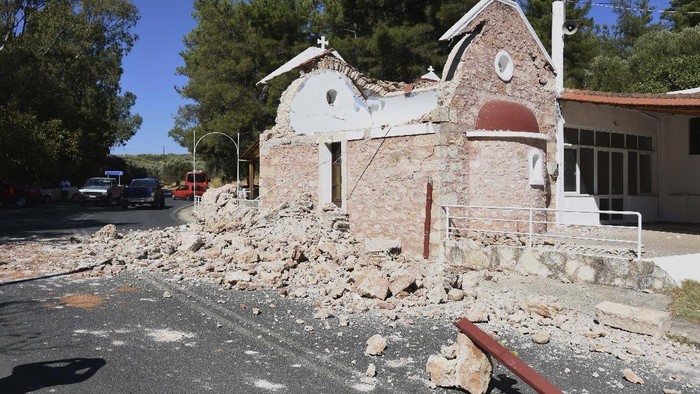Gereja dan Sekolah di Yunani Rusak Diguncang Gempa A damaged house is seen after an earthquake in Voni village on the southern island of Crete, Greece, Monday, Sept. 27, 2021. A strong earthquake has struck the Greek island of Crete. One person has been killed and 20 have been injured. Homes and churches were damaged and rock slides occurred near the country's fourth-largest city. (AP Photo/Harry Nakos)