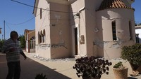 Sebuah gereja ortodok di Desa Roussochoria, Pulau Kreta, Yunani, juga rusak akibat gempa.