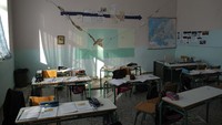 Bangunan sekolah di Desa Arkalochori ini rusak akibat gempa.