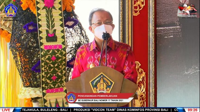 Gubernur Bali Wayan Koster saat mengkritik kebijakan garam beryodium era Soeharto. (tangkapan layar Youtube Pemprov Bali)