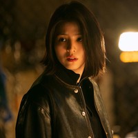 Han So Hee mengungkap bahwa dia tidak memakai riasan sama sekali saat syuting drama ‘My Name’. Itu adalah keputusannya sendiri karena dia ingin tampil meyakinkan sebagai wanita yang ingin membalas dendam kematian ayahnya. “Saya terus berpikir bagaimana caranya membuat karakter Ji Woo terasa mentah dalam drama. Saya melakukan itu karena ingin menunjukkan wajah plos Ji-woo daripada wajah dengan topeng di baliknya,” kata Han So Hee. Foto: dok. Netflix