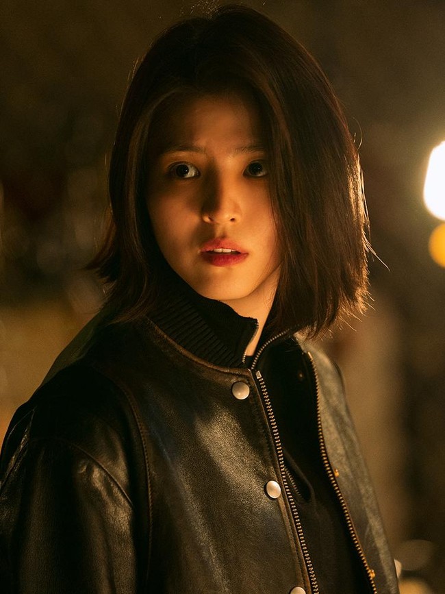 Han So Hee mengungkap bahwa dia tidak memakai riasan sama sekali saat syuting drama ‘My Name’. Itu adalah keputusannya sendiri karena dia ingin tampil meyakinkan sebagai wanita yang ingin membalas dendam kematian ayahnya. “Saya terus berpikir bagaimana caranya membuat karakter Ji Woo terasa mentah dalam drama. Saya melakukan itu karena ingin menunjukkan wajah plos Ji-woo daripada wajah dengan topeng di baliknya,” kata Han So Hee. Foto: dok. Netflix