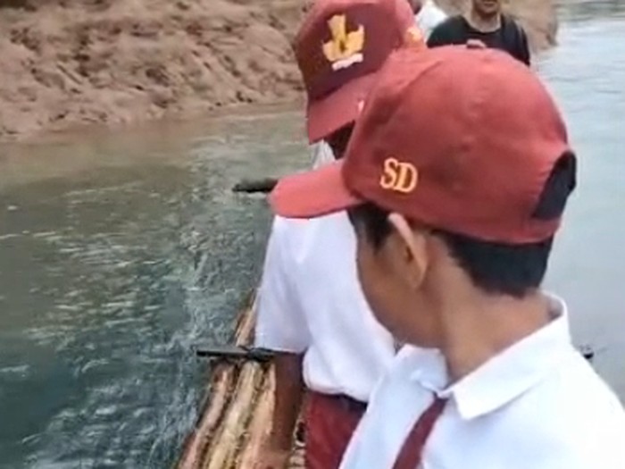 Haru! Siswa SD di Sidrap Seberangi Sungai dengan Rakit demi Sekolah