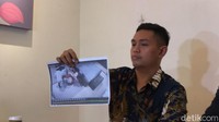 Pihak Jonathan Frizzy membawa potongan foto yang diambil dari CCTV. Foto: Pingkan/detikhot