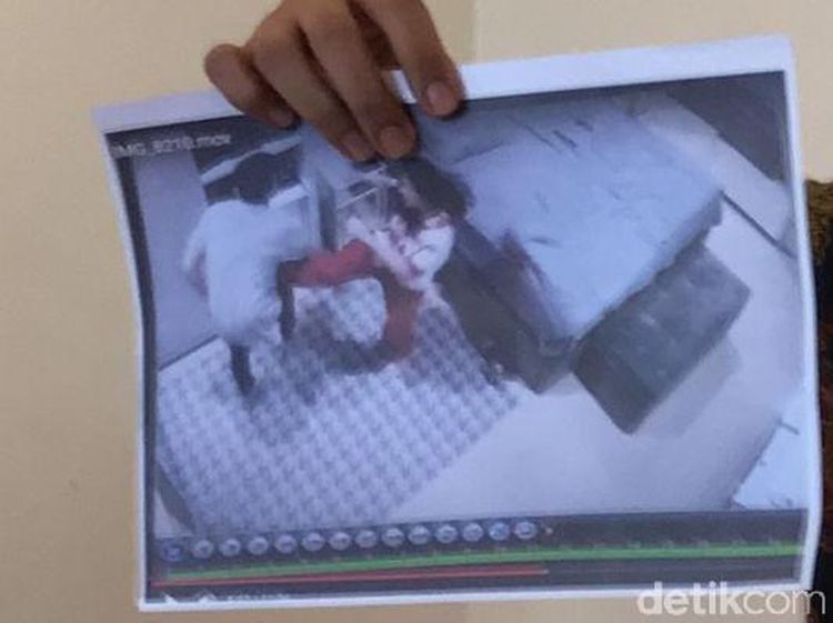 Ini Foto Tendangan Kungfu Dhena yang Diklaim Jonathan Frizzy Bukti KDRT