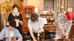 Liburan ke Gangneung, Intip Serunya Member iKON Belajar Bikin Kopi!