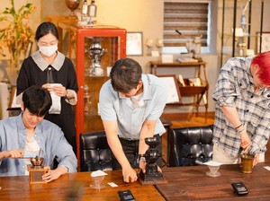 Liburan ke Gangneung, Intip Serunya Member iKON Belajar Bikin Kopi!