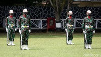 Tampak sejumlah prajurit mengikuti gladi kotor jelang pelaksanaan upacara Hari Kesaktian Pancasila di Museum Pancasila Sakti, Lubang Buaya, Jakarta.