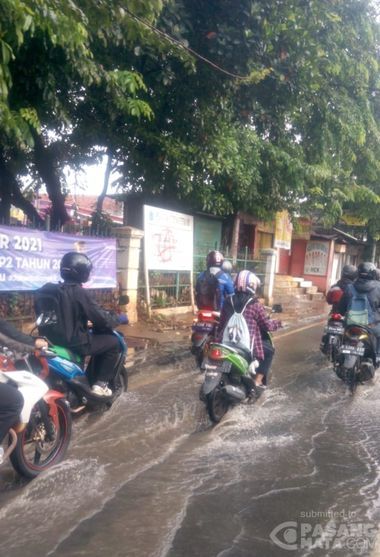 Jl Raya Bogor, di Kawasan Hek, Kramat Jati Jakarta Timur, terendam.