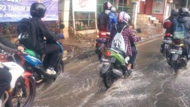 Jl Raya Bogor, di Kawasan Hek, Kramat Jati Jakarta Timur, terendam.