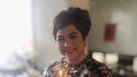 Perayaan ulang tahun Joy ke-39 begitu manis. Ia mendapat kejutan beberapa potong kue dengan lilin yang siap ditiup. 